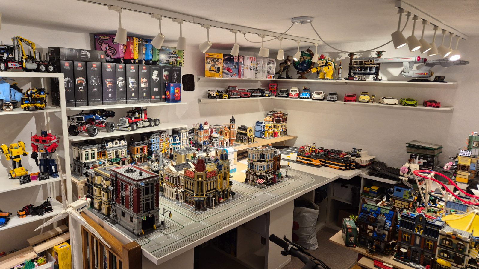 Werkstattbereich mit Bauplatten und Regalen