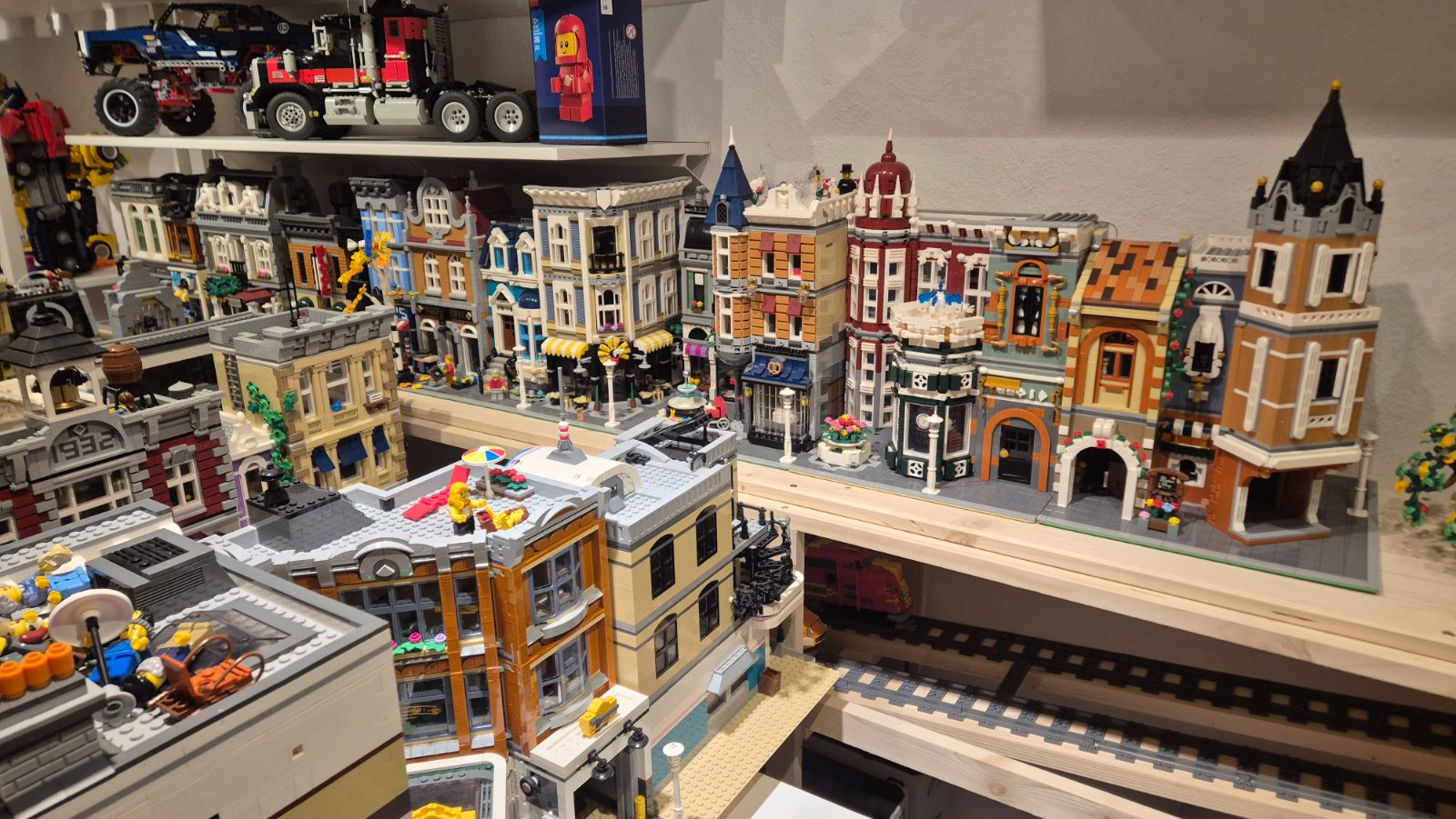 Bausteinstadt mit Häuserzeile, Strasse und Schienen